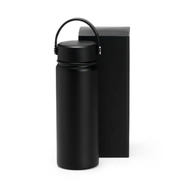 Garrafa em Inox na cor preta, confeccionada com dupla camada. Conta com tampa plástica rosqueável e alça de mão. Mantém a temperatura da bebida por mais tempo.