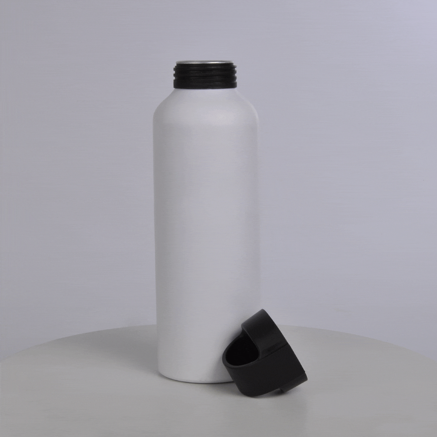 Garrafa em alumínio branco. Conta com tampa plástica rosqueável preta com alça. Capacidade: 600ml