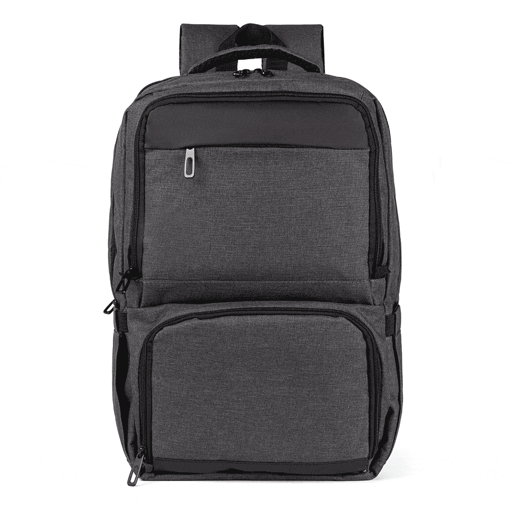 Mochila cinza escuro com bolso térmico em RPET. Conta com alças para as costas, alça para as mãos e alça carona para mala. Composta também por bolsos laterais com elástico para melhor ajuste, compartimento frontal térmico com rede para organização interna, compartimento frontal menor, compartimento principal e na parte traseira conta com compartimento aveludado para notebook com fecho em velcro. Sendo o compartimento principal com zíper duplo cursor e todos os outros com zíper de cursor simples. Bolso térmico: 6,5L
