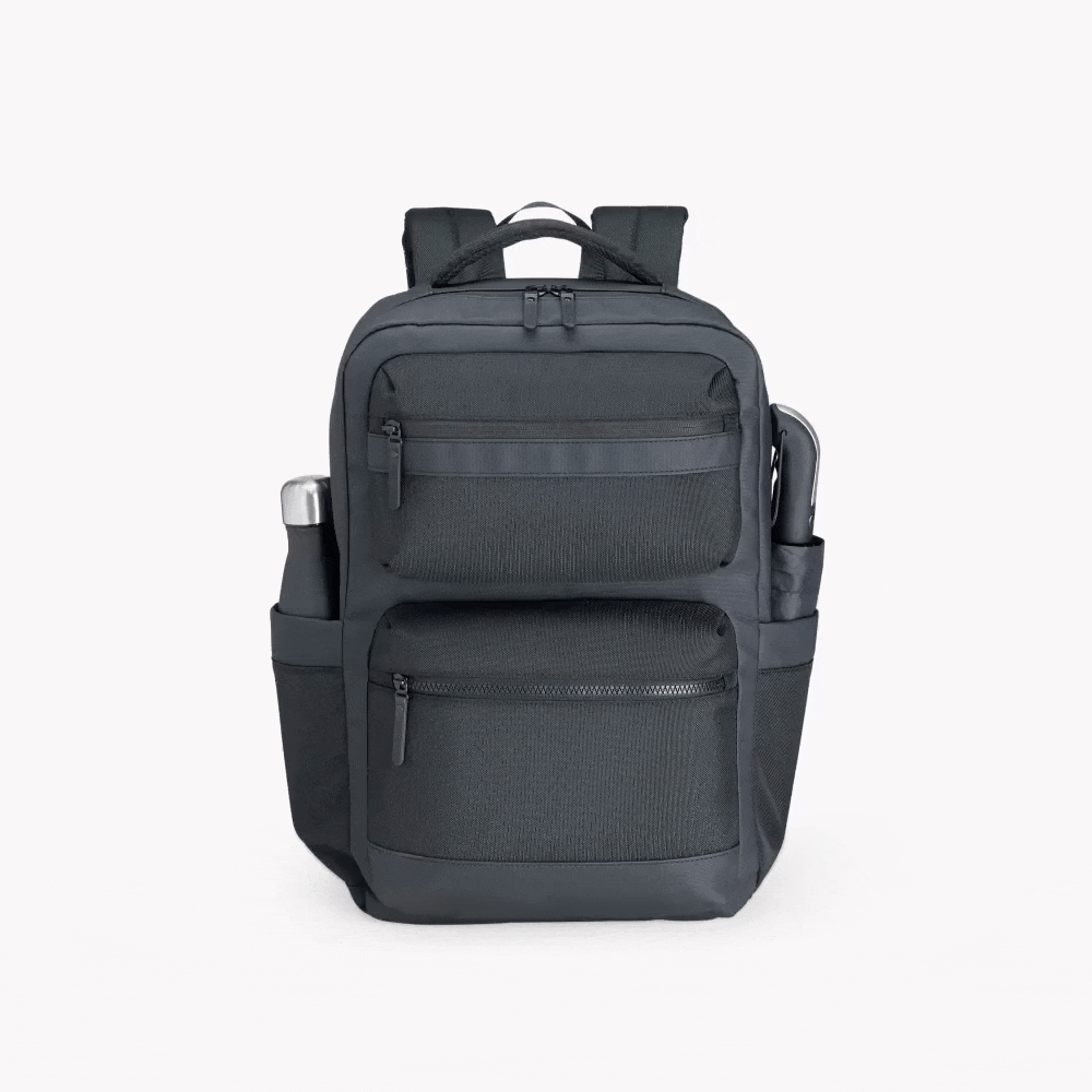 Mochila preta em Polyester / PU. Conta com alças para as costas e bolso, alça para as mãos, alça para pendurar e alça carona para mala. Na parte externa conta com saída para fio, faixa refletiva, borrachão, dois fechos laterais, dois bolsos laterais com tela, bolso frontal e dois bolsos na parte superior com fechamento em zíper. Na parte interna do primeiro bolso, conta com 4 compartimentos. No bolso principal, conta com compartimento aveludado para notebook de até 15 e mais um compartimento.