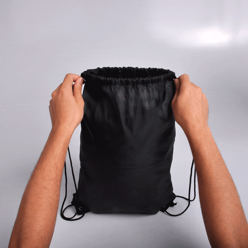 Mochila sacola preta em Nylon 190D com alças ajustáveis.
