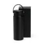 Garrafa em Inox na cor preta, confeccionada com dupla camada. Conta com tampa plástica rosqueável e alça de mão. Mantém a temperatura da bebida por mais tempo.