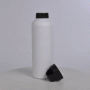 Garrafa em alumínio branco. Conta com tampa plástica rosqueável preta com alça. Capacidade: 600ml